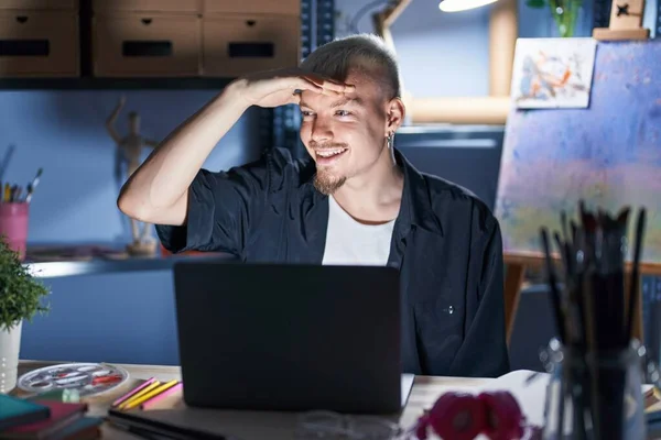 Young Caucasian Man Using Laptop Night Art Studio Very Happy — Stock Photo, Image