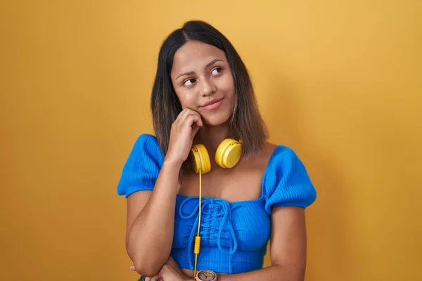 Hispanische Junge Frau Die Vor Gelbem Hintergrund Steht Die Hand — Stockfoto