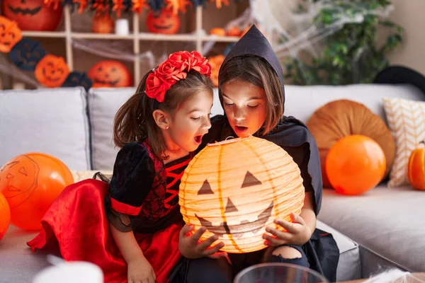 Rozkošný Chlapec Dívka Sobě Halloween Kostým Při Pohledu Dýňové Lampy — Stock fotografie