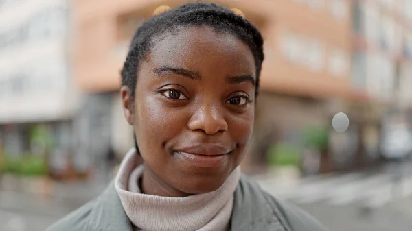 Африканская Американка Стоящая Расслабленным Лицом Улице — стоковое фото