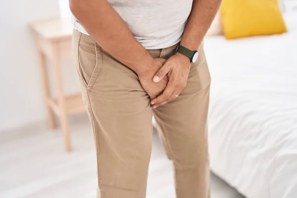 Genç Latin Adam Yatak Odasında Cinsel Organını Elleriyle Kapatıyor — Stok fotoğraf