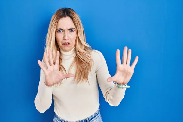 Young Caucasian Woman Standing Blue Background Afraid Terrified Fear Expression — Stockfoto