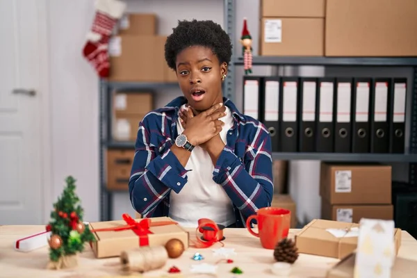Mulher Afro Americana Trabalhando Pequenos Negócios Fazendo Decoração Natal Gritando — Fotografia de Stock