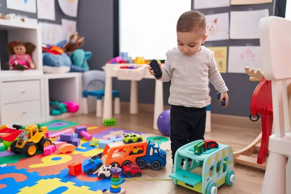 Чарівний Іспаномовний Хлопчик Грає Автомобільною Іграшкою Стоїть Дитячому Садку — стокове фото