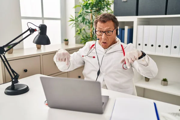 Starszy Lekarz Pracuje Nad Spotkaniem Online Wskazując Palcami Pokazującymi Reklamę — Zdjęcie stockowe
