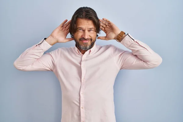 Snygg Medelålders Man Bär Elegant Skjorta Bakgrund Försöker Höra Båda — Stockfoto