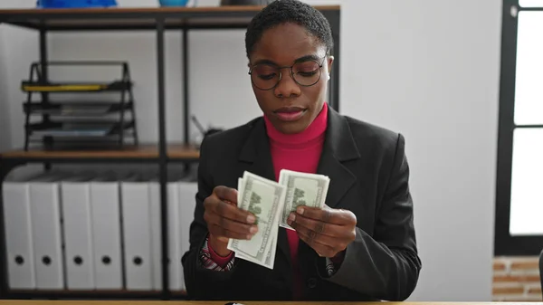 Trabajadora Negocios Afroamericana Contando Dólares Oficina — Foto de Stock