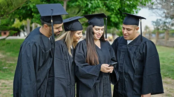 Grupo Estudiantes Graduados Usando Smartphone Campus Universitario — Foto de Stock