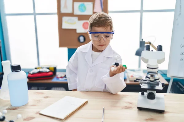 在实验室教室里 他那可敬的惊慌失措的学生面带微笑 自信地拿着分子 — 图库照片