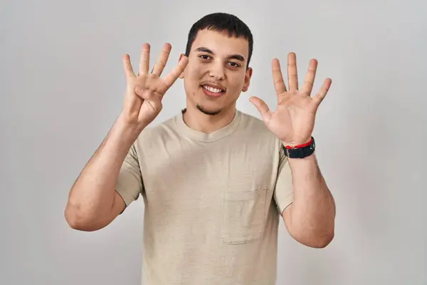 Mladý Arabský Muž Sobě Ležérní Tričko Ukazuje Ukazuje Prsty Číslo — Stock fotografie