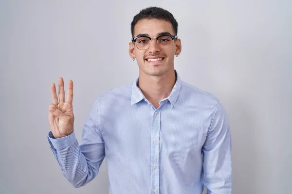 Bonito Homem Hispânico Vestindo Roupas Negócios Óculos Mostrando Apontando Para — Fotografia de Stock