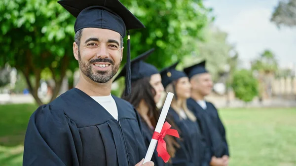 Bir Grup Öğrenci Üniversite Kampüsünde Diploma Alarak Mezun Oldu — Stok fotoğraf