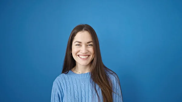Joven Mujer Caucásica Sonriendo Confiada Pie Sobre Fondo Azul Aislado — Foto de Stock