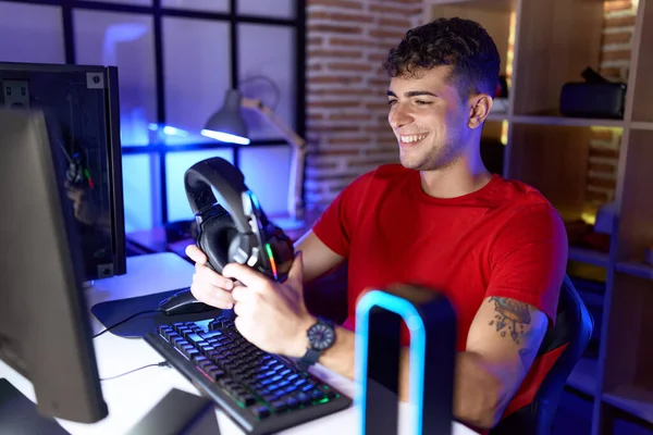 Jonge Spaanse Man Streamer Glimlachend Zelfverzekerd Met Een Koptelefoon Speelkamer — Stockfoto