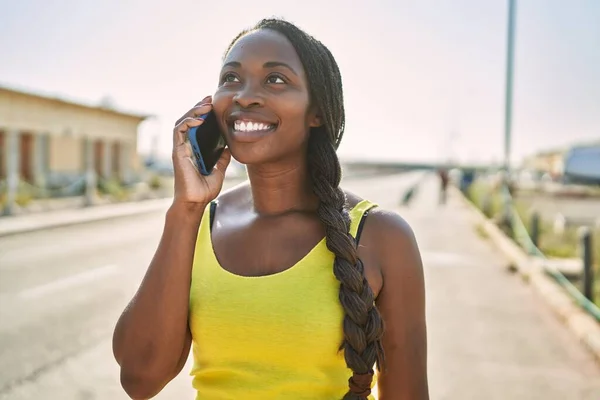 Mujer Afroamericana Usando Ropa Deportiva Hablando Smartphone Calle —  Fotos de Stock