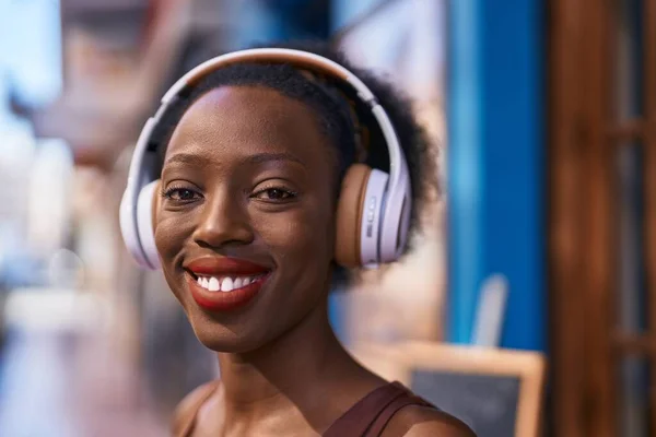 Mujer Afroamericana Sonriendo Confiada Escuchando Música Calle —  Fotos de Stock