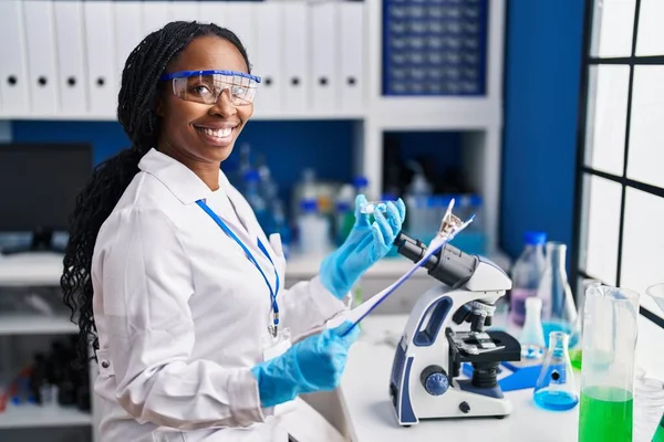 African American Woman Wearing Scientist Uniform Working Laboratory — ストック写真
