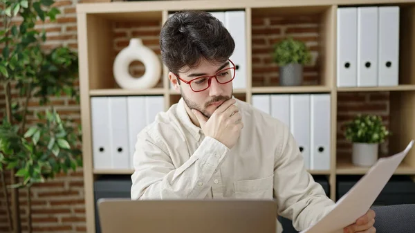 Genç Spanyol Adamı Ofiste Dizüstü Bilgisayar Okuma Belgesi Kullanıyor — Stok fotoğraf