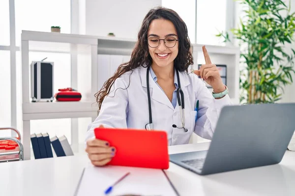 Tânăra Femeie Doctor Care Lucrează Programare Online Zâmbind Fericit Arătând — Fotografie, imagine de stoc