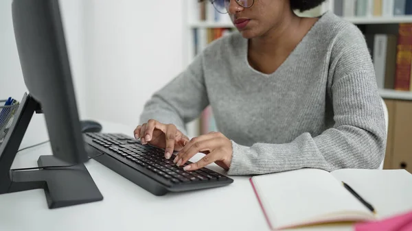 African American Woman Student Using Computer Studying Library University — ストック写真