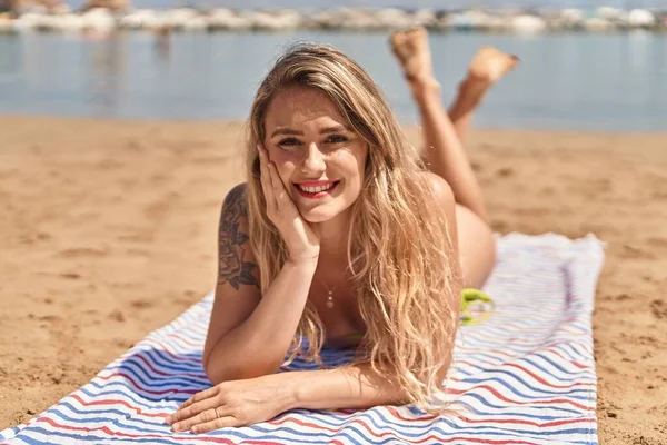 Young Woman Tourist Wearing Bikini Lying Sand Seaside — 스톡 사진