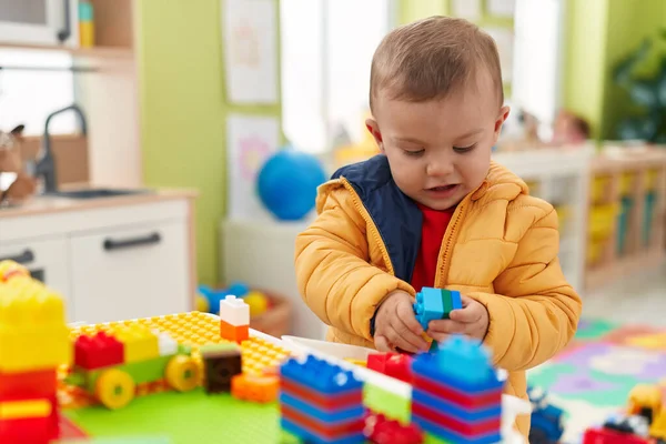 Liebenswertes Blondes Kleinkind Spielt Kindergarten Mit Bauklötzen — Stockfoto