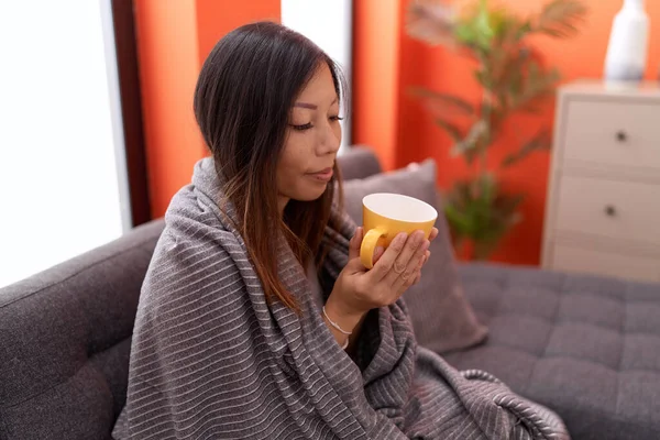 Jeune Femme Asiatique Boire Café Couvrant Avec Couverture Maison — Photo