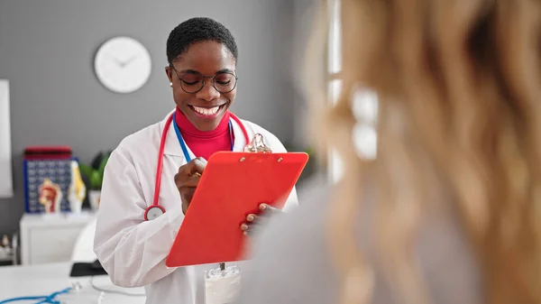 Afrikansk Amerikansk Kvinna Läkare Skriver Medicinsk Rapport Talar Med Patienten — Stockfoto