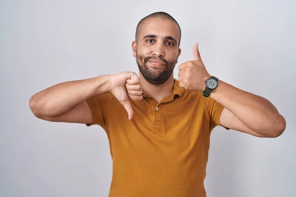 Hispanic Man Beard Standing White Background Doing Thumbs Disagreement Agreement — Φωτογραφία Αρχείου