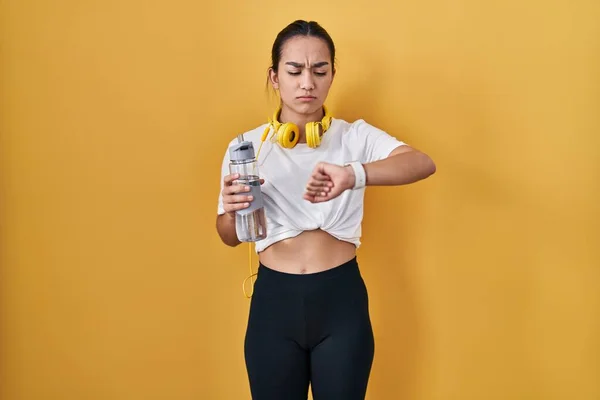 Ung Sydasiatisk Kvinna Bär Sportkläder Dricksvatten Kontrollera Tiden Handleden Klocka — Stockfoto
