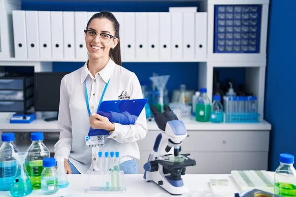 Giovane Donna Bruna Che Lavora Laboratorio Scientifico Con Sorriso Felice — Foto Stock
