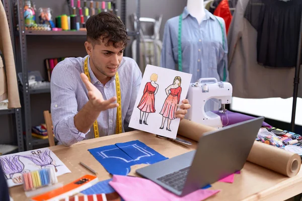 Νεαρός Ισπανός Ράφτης Βιντεοκλήση Που Δείχνει Σχέδιο Ρούχων Στο Ατελιέ — Φωτογραφία Αρχείου