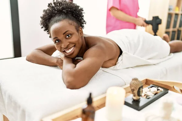 African American Woman Lying Table Having Legs Massage Percussion Pistol — Stock Photo, Image
