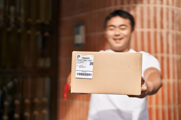 Jonge Chinese Man Koerier Holding Pakket Straat — Stockfoto