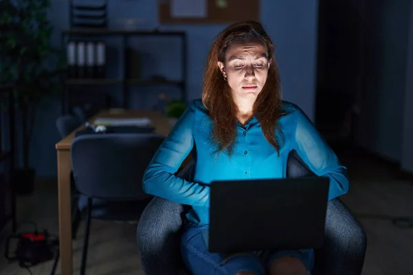 Geceleri Ofiste Çalışan Esmer Bir Kadın Midesi Üzerinde Ele Çalışıyor — Stok fotoğraf