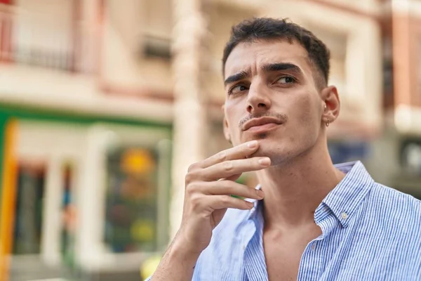 Fiatal Spanyol Férfi Kétkedő Arccal Áll Utcán — Stock Fotó