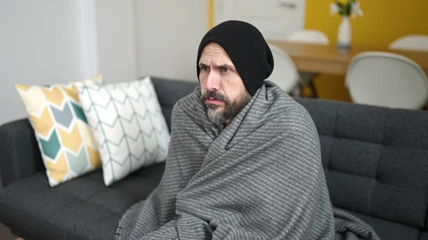Jovem Careca Cobrindo Com Cobertor Para Frio Casa — Fotografia de Stock