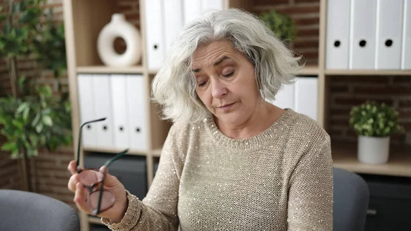 Frau Mittleren Alters Mit Grauen Haaren Büro Gestresst Tisch Sitzend — Stockfoto