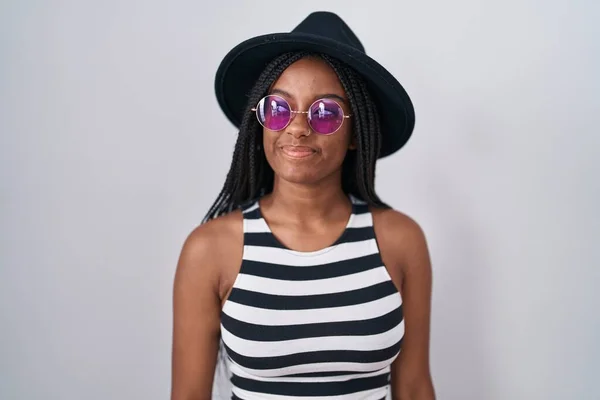 Молодой Африканский Американец Косичками Шляпе Солнцезащитных Очках Улыбается Глядя Сторону — стоковое фото
