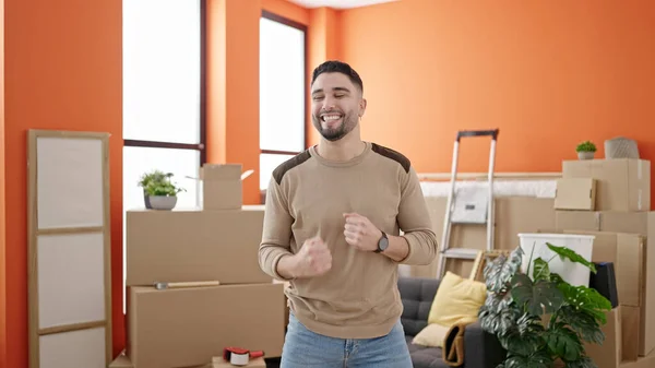 Jonge Arabier Man Glimlacht Zelfverzekerd Dansen Nieuw Huis — Stockfoto