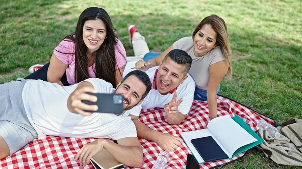 Skupina Lidí Studenti Ležící Trávě Aby Selfie Smartphonu Parku — Stock fotografie