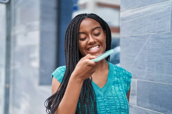 Africano Americano Mulher Sorrindo Confiante Falando Smartphone Rua — Fotografia de Stock