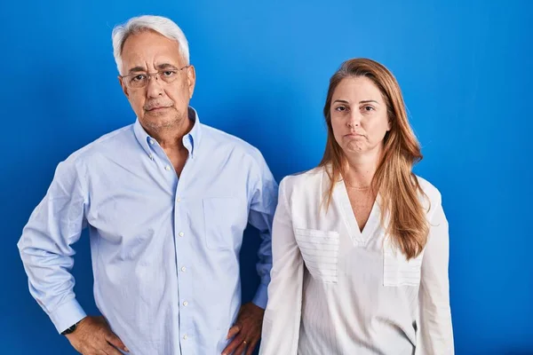 青の背景懐疑的で神経の上に立っている中年のパニックカップルは 問題のために動揺を眉をひそめている 否定的な人 — ストック写真