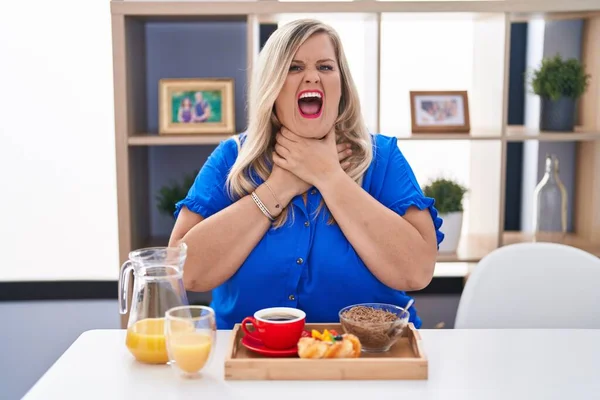 Caucasian Size Woman Eating Breakfast Home Shouting Suffocate Because Painful — Stock Photo, Image