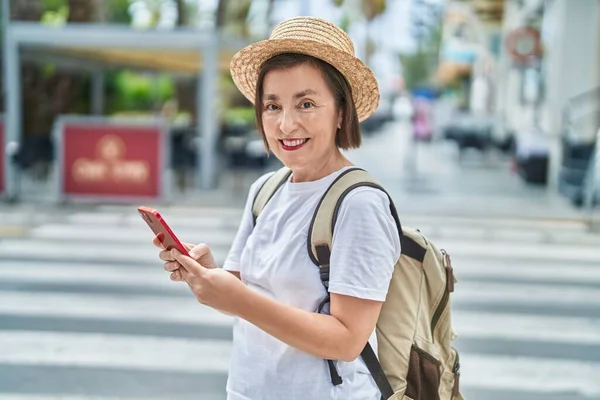 Μέση Ηλικία Γυναίκα Τουρίστας Χαμογελώντας Αυτοπεποίθηση Χρησιμοποιώντας Smartphone Στο Δρόμο — Φωτογραφία Αρχείου
