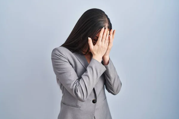 西班牙裔商业女性 戴着一副悲伤的眼镜 一边哭一边用手捂住脸 抑郁症的概念 — 图库照片