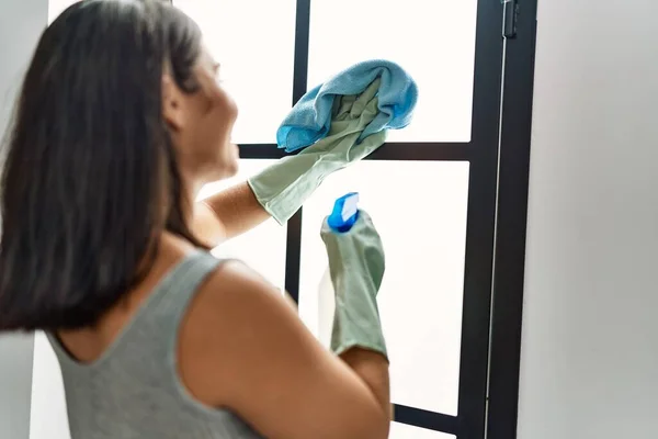 年轻美丽的惊慌失措的女人在家里擦窗户 — 图库照片