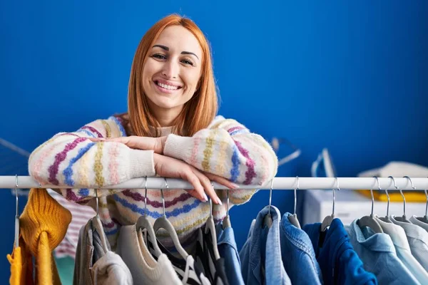 Νεαρή Γυναίκα Ψάχνει Ρούχα Σχάρα Ρούχα Αναζητούν Θετική Και Ευτυχισμένη — Φωτογραφία Αρχείου