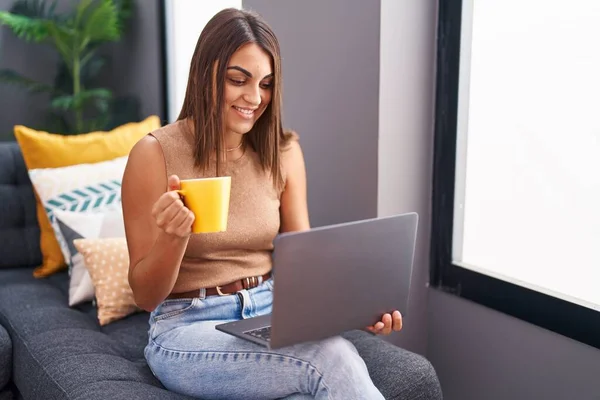 Jovem Bela Mulher Hispânica Usando Laptop Beber Café Casa — Fotografia de Stock
