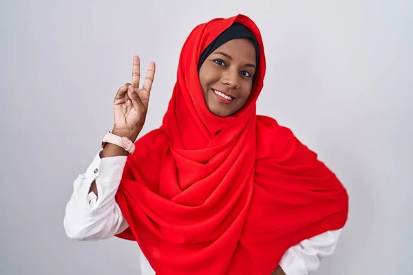 Junge Arabische Frau Mit Traditionellem Islamischen Hidschab Schal Lächelt Die — Stockfoto